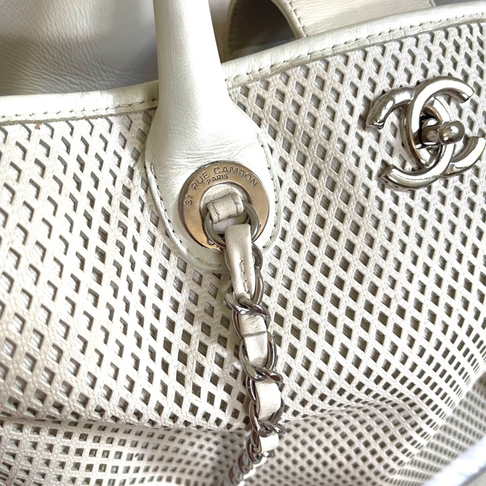 [ SOLD ] CHANEL White Mesh Handbag Tote - Picture 3 of 12